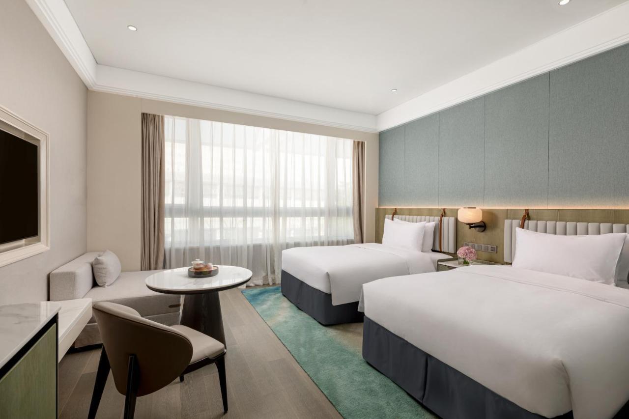 Xiamen International Seaside Hotel -Hotel Corridor Leads To The Stone Exhibition Hall Room photo