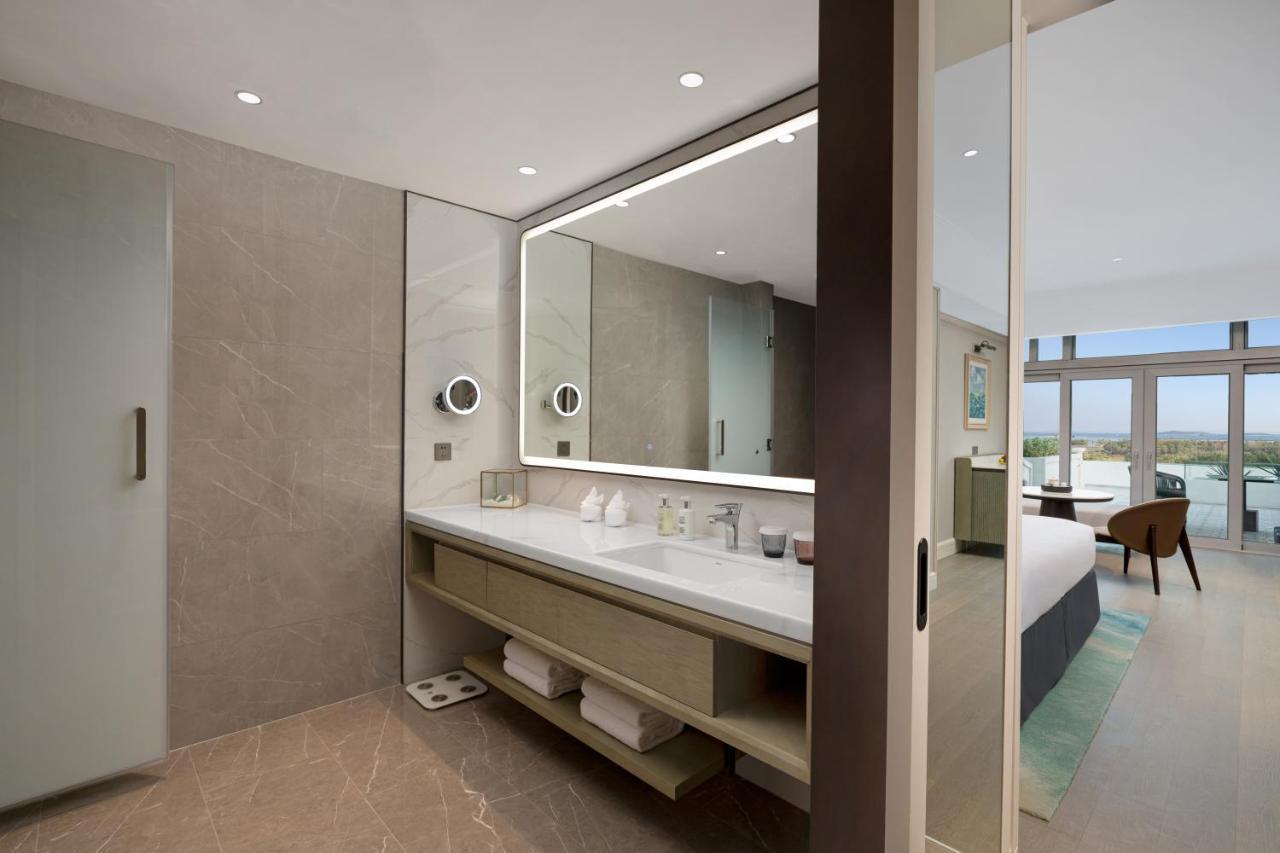 Xiamen International Seaside Hotel -Hotel Corridor Leads To The Stone Exhibition Hall Exterior photo