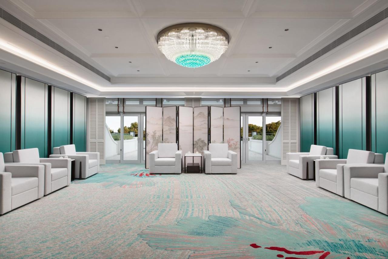 Xiamen International Seaside Hotel -Hotel Corridor Leads To The Stone Exhibition Hall Exterior photo