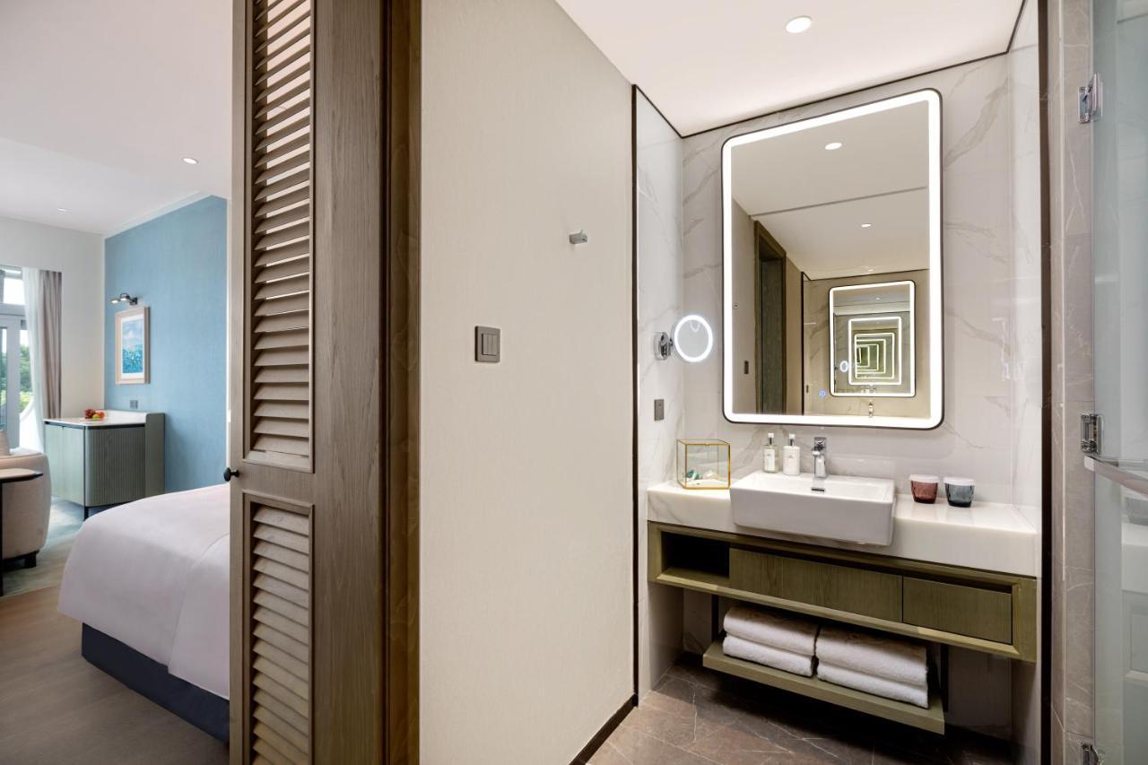 Xiamen International Seaside Hotel -Hotel Corridor Leads To The Stone Exhibition Hall Exterior photo
