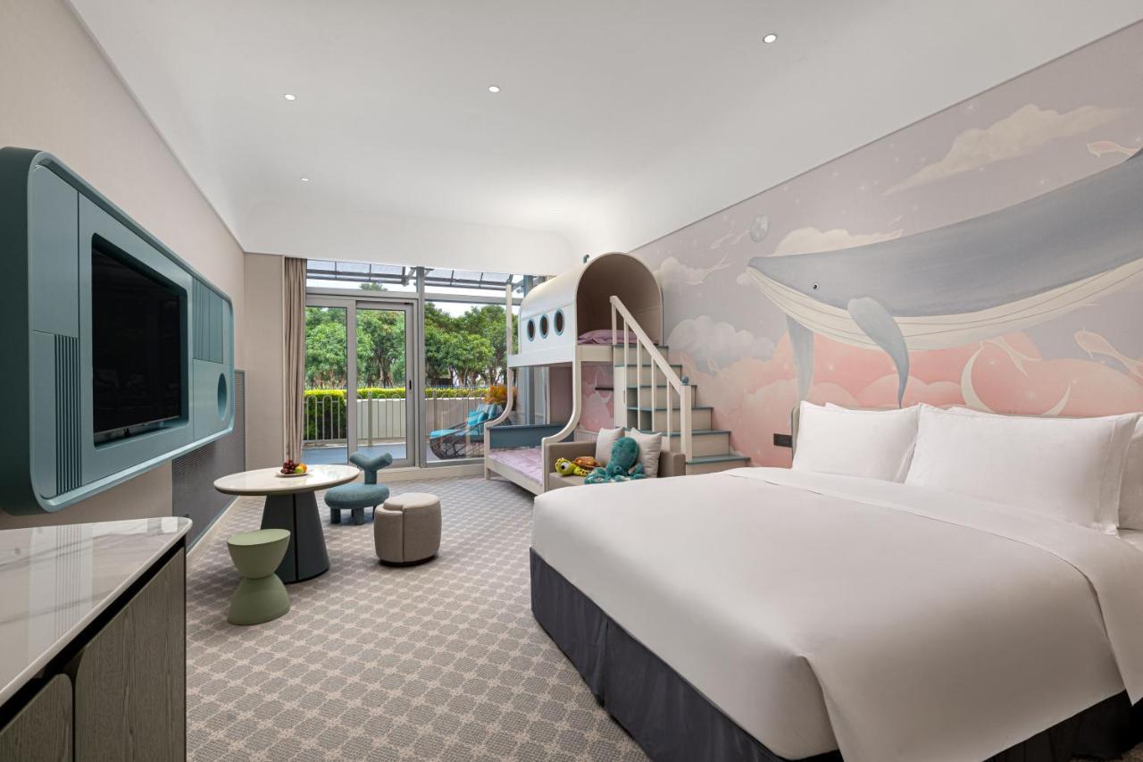 Xiamen International Seaside Hotel -Hotel Corridor Leads To The Stone Exhibition Hall Exterior photo