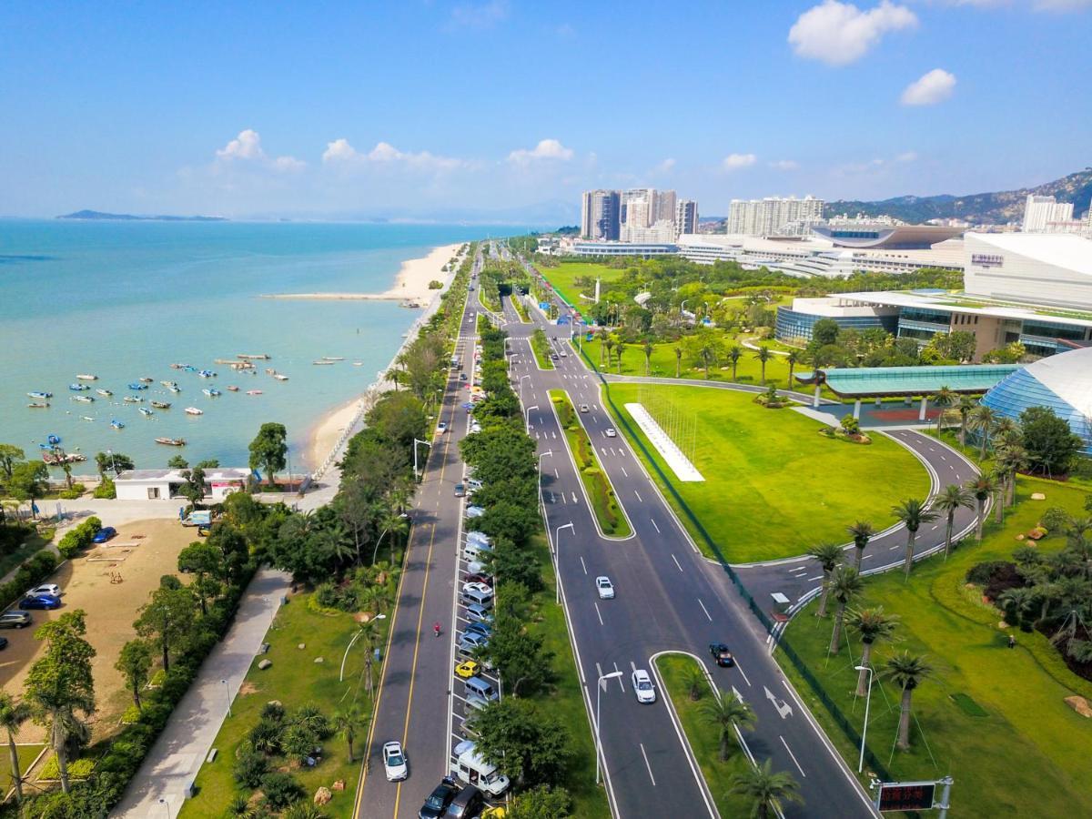 Xiamen International Seaside Hotel -Hotel Corridor Leads To The Stone Exhibition Hall Exterior photo