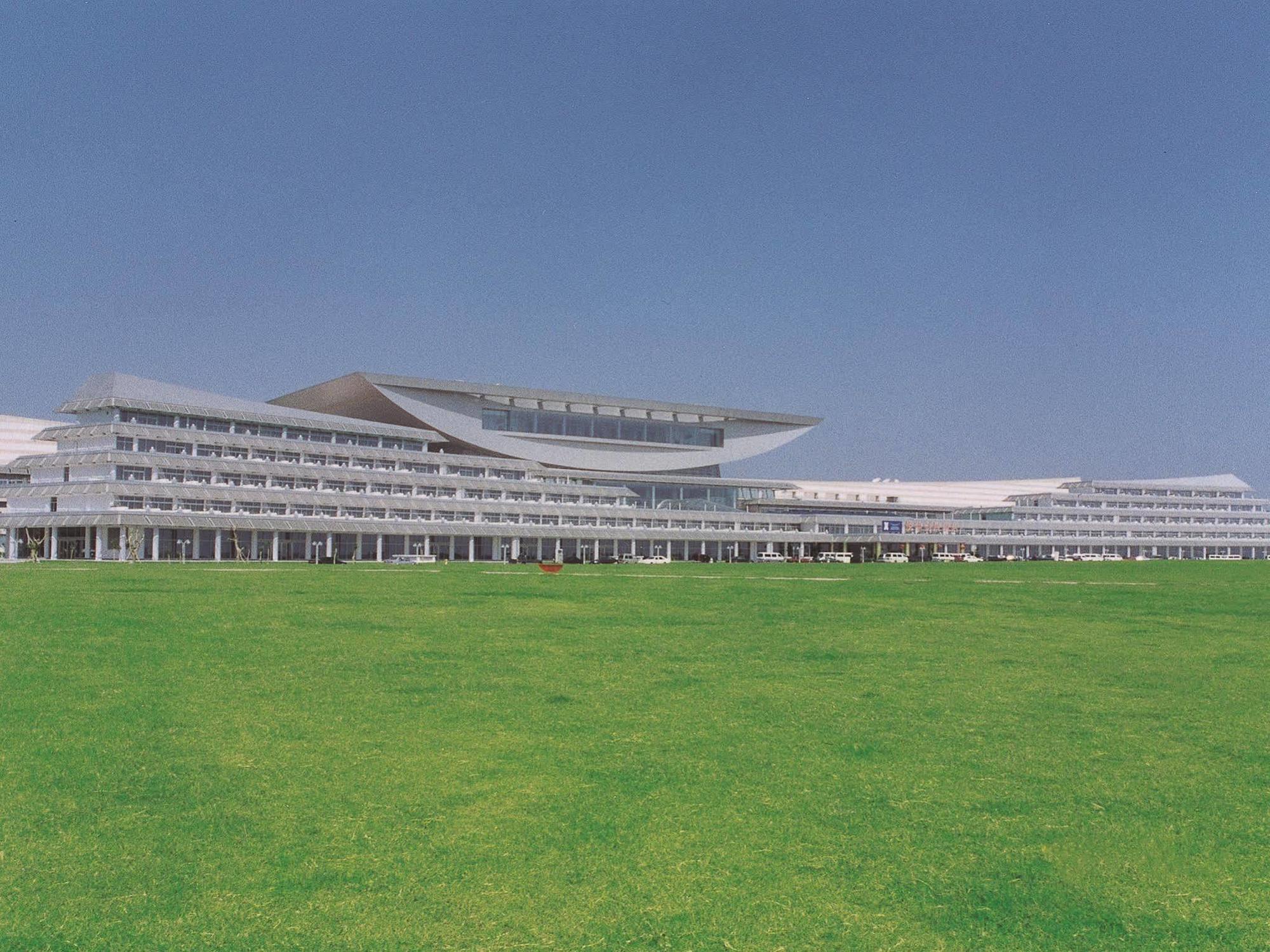 Xiamen International Seaside Hotel -Hotel Corridor Leads To The Stone Exhibition Hall Exterior photo