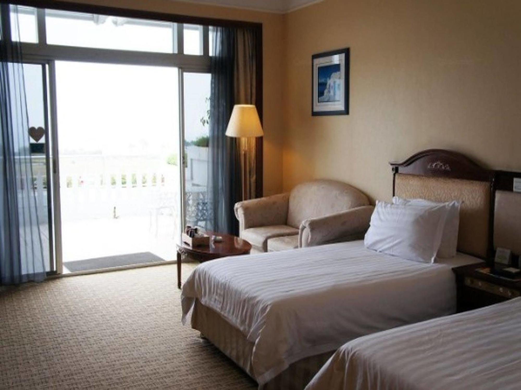 Xiamen International Seaside Hotel -Hotel Corridor Leads To The Stone Exhibition Hall Exterior photo
