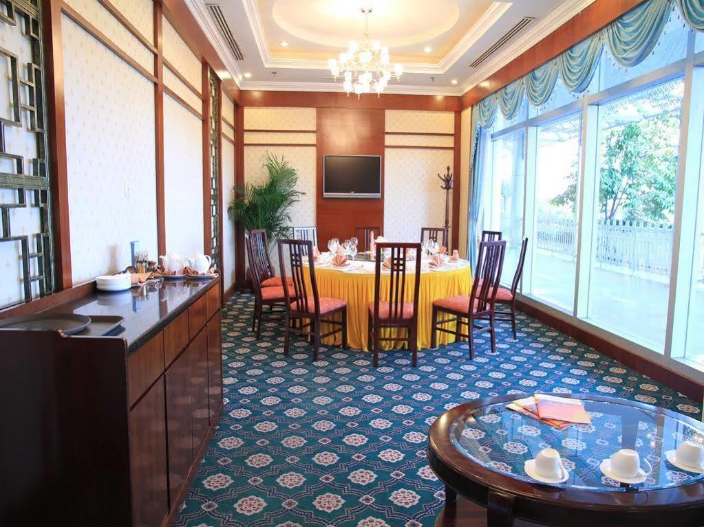 Xiamen International Seaside Hotel -Hotel Corridor Leads To The Stone Exhibition Hall Exterior photo