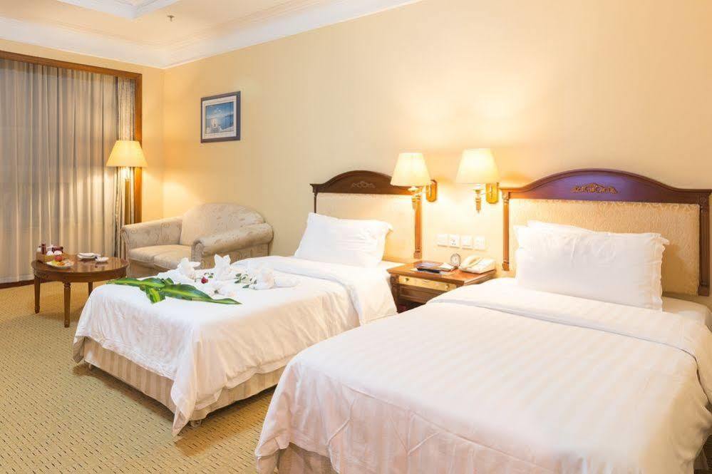 Xiamen International Seaside Hotel -Hotel Corridor Leads To The Stone Exhibition Hall Exterior photo