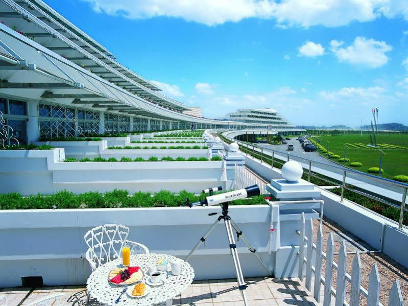 Xiamen International Seaside Hotel -Hotel Corridor Leads To The Stone Exhibition Hall Exterior photo