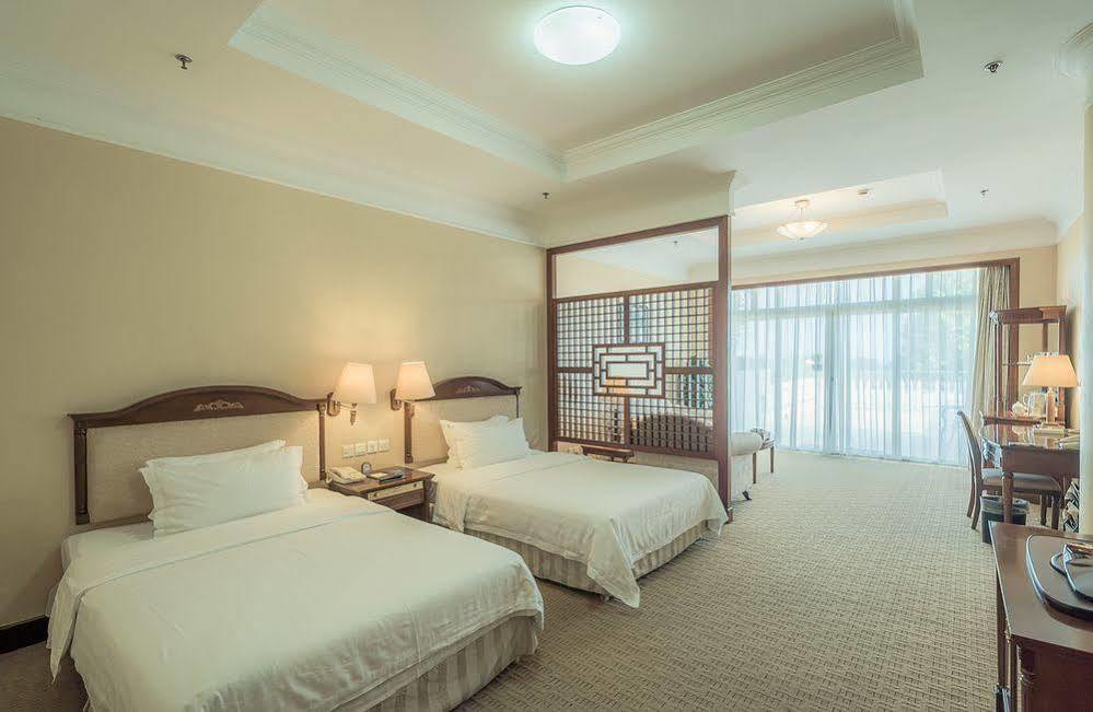 Xiamen International Seaside Hotel -Hotel Corridor Leads To The Stone Exhibition Hall Exterior photo